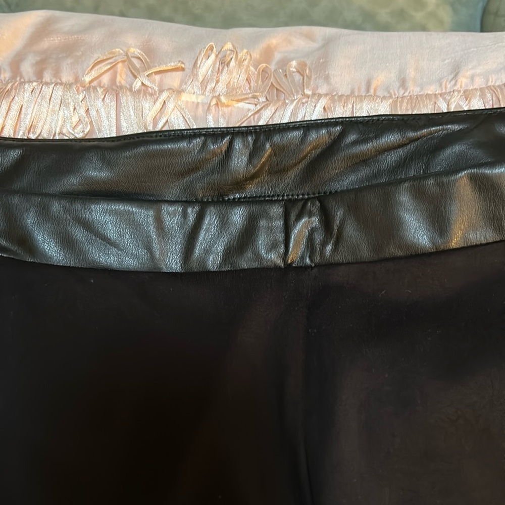 This is an accessible luxury pants by contemporary designer Nicole Miller 2X